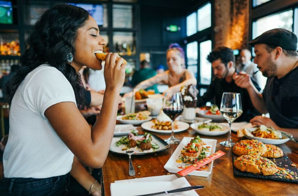 How to Find Unique Places to Eat While Traveling