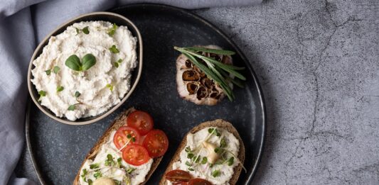 Homemade vegan cream cheese